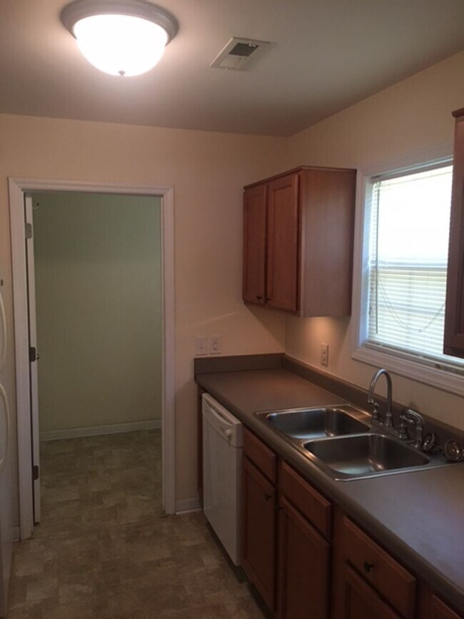 Building Photo - CHARMING 3 BEDROOM HOME IN NEW BERN!