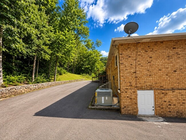 Building Photo - 204 Cross Timbers Dr