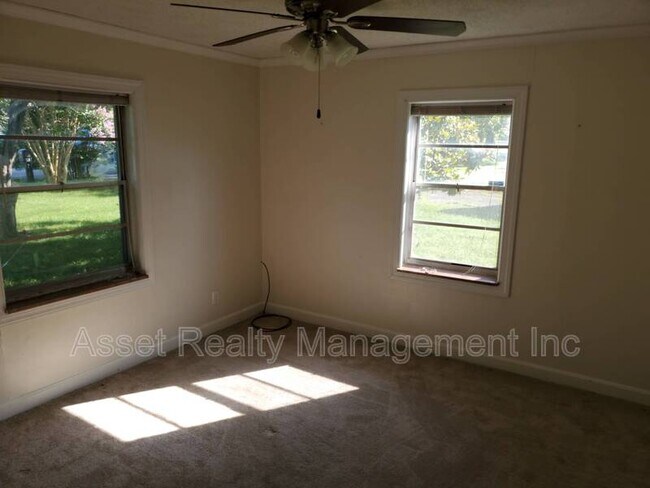 Building Photo - 102 Eastwood Dr