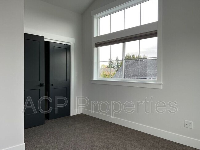 Building Photo - 1570 Farmview Ter