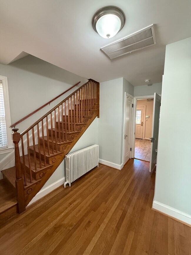 Building Photo - Discover comfort and convenience in charming North Michigan Park!