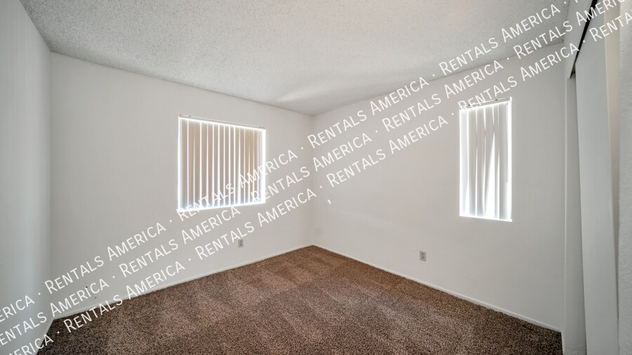 Building Photo - 1366 N Riverview Blvd