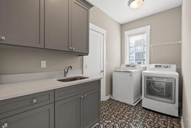 Building Photo - 971 Laurel Ct NE