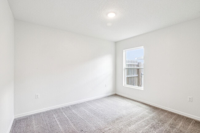 Building Photo - 766 SE Academy Ln