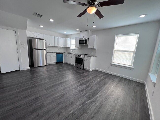 Building Photo - Updated 3-Bedroom Townhome for Rent in Eas...