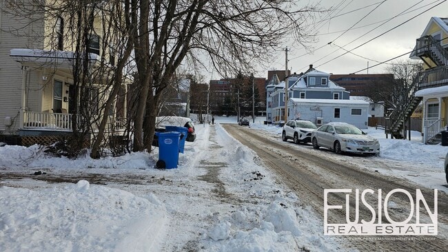 Building Photo - ONE Private Room with ALL Utilities Included in Prime Burlington Location