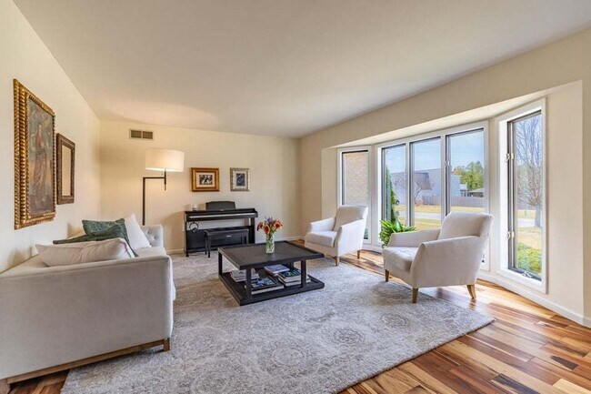 Building Photo - 9885 Belmont Ct