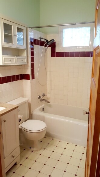 Main bathroom - 2816 Reed Ave