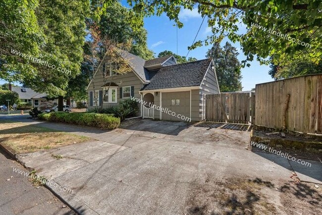 Building Photo - Three Bedroom Cape Cod with Yard in Highly...