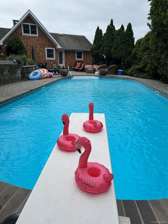 Building Photo - 2 W Hillover Rd