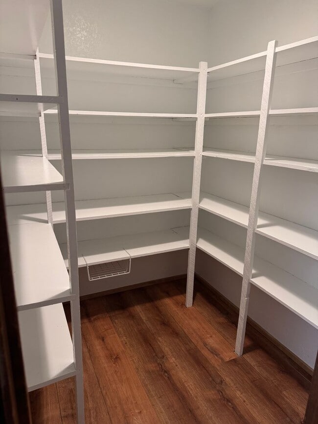 Building Photo - 3 Bdrm, 3 Bath home in Lynnewood with Gourmet Kitchen, 3 miles to Sky Lakes Medical Ctr and OIT