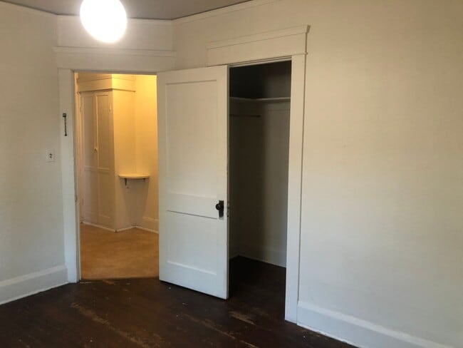 Building Photo - Vintage Campus House ~  3 bedrooms, 1.5 bath