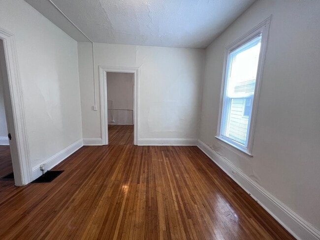 Building Photo - Bright 2 Bedroom Apartment with Laundry on Site!