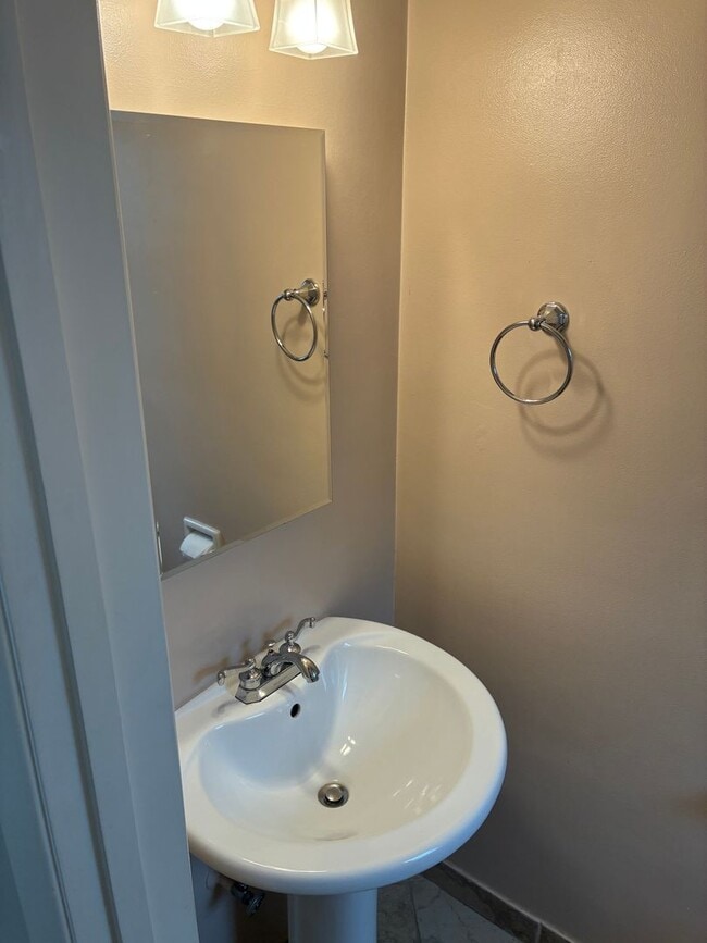 Building Photo - Beautiful 3 bedroom/1.5 bath Home in S. Land Park