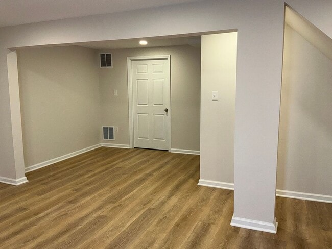 Building Photo - Very well maintained 3 bedroom 2 full 1 half bath town home located in the desired Stonebridge Co...