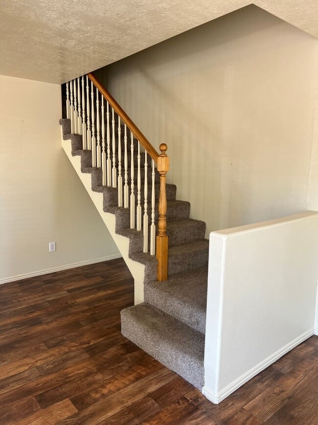 Building Photo - Nice 3 Bedroom, 2.5 bathroom townhome in S...