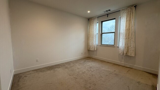 Building Photo - Modern 3BR/3BA Townhome in Prime Mountain View Location