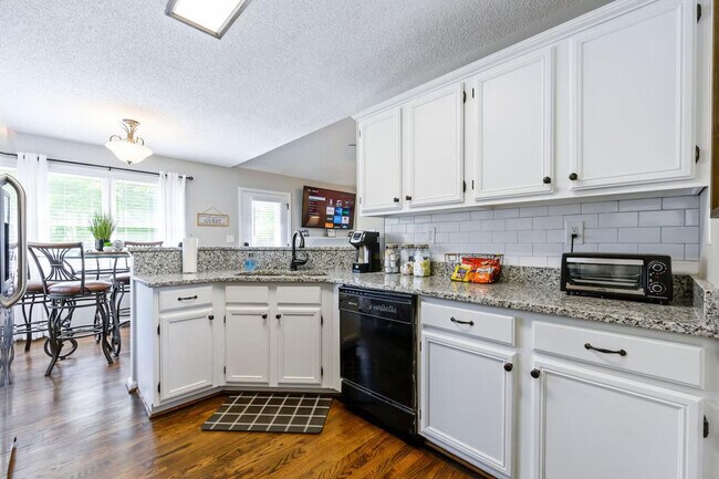 Building Photo - 13 Windfield Dr