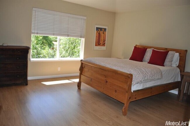 Building Photo - Comfortable Contemporary  Furnished home Short term rental only