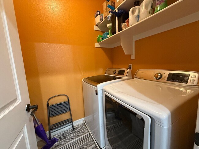 Building Photo - Tri-level 3-bedroom 3-bathroom townhouse located in Chula Vista, CA