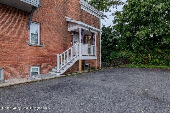 Building Photo - 28 S Clover St
