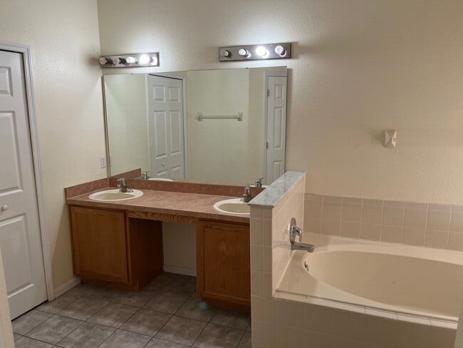 Building Photo - 2 Story Home. 3bed/3bath home/bonus room