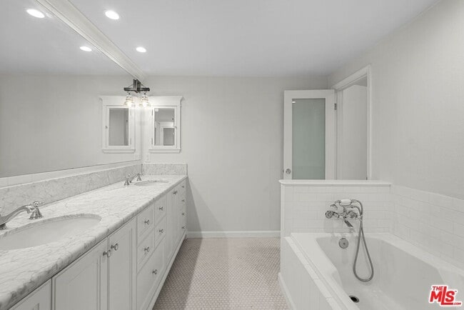 Building Photo - 10671 Holman Ave