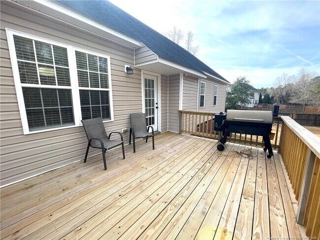 Building Photo - 352 Old Field Loop