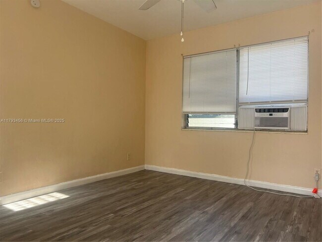 Building Photo - 211 SE 9th Ct