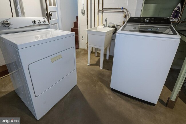 Building Photo - 10001 Dallas Ave