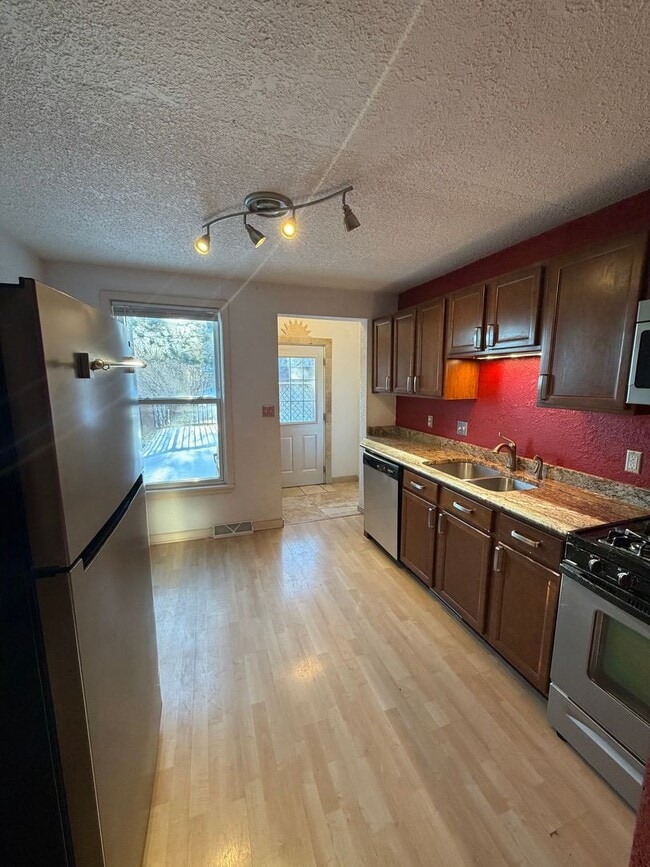 Building Photo - AVAILABLE December 15th - 3 Bed/1.5 Bath Home with Lake views!