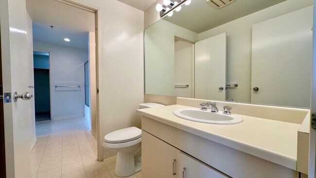 Building Photo - GORGEOUS Views from the 29th Floor 2bd 2ba...