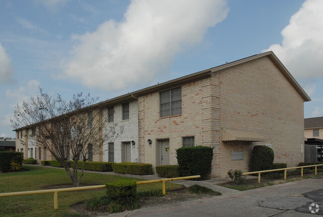 Primary Photo - Laurel Square Townhomes