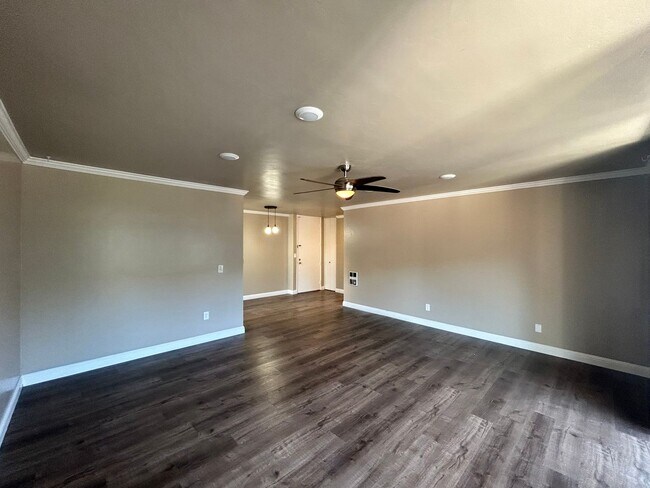 Building Photo - Beautiful 1BD/1BA W/ Reserved Parking and Laundry On-Site in La Jolla!