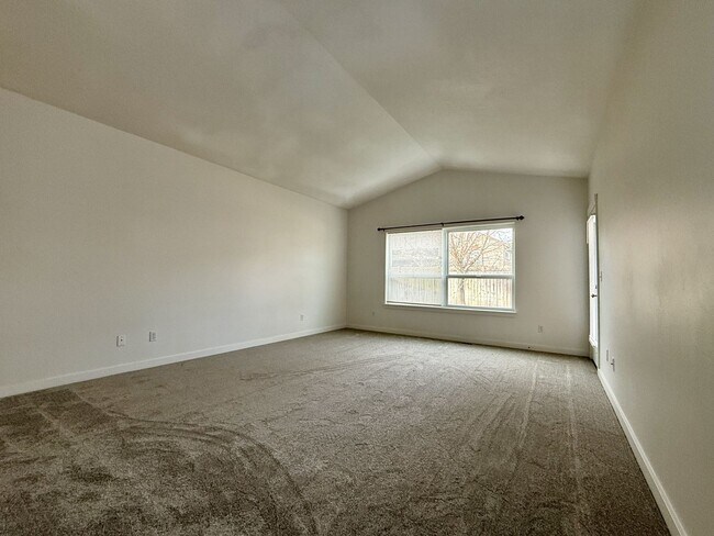 Building Photo - SCHEDULE A TOUR TO VIEW THIS VERY SPACIOUS HOME IN REDMOND!!
