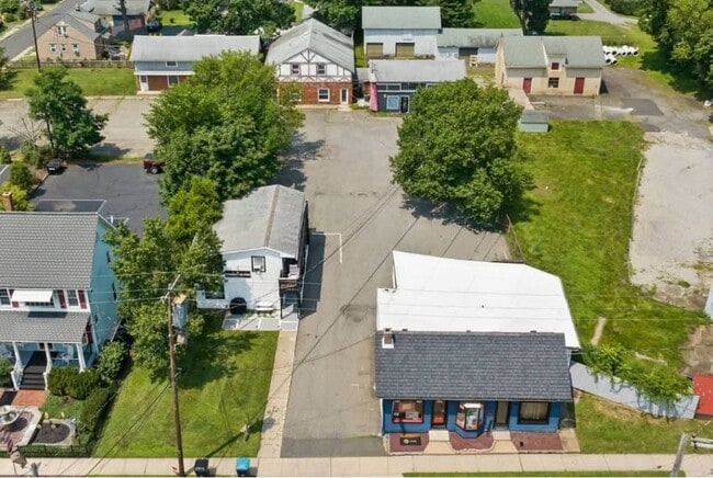 Building Photo - 39 Mine St