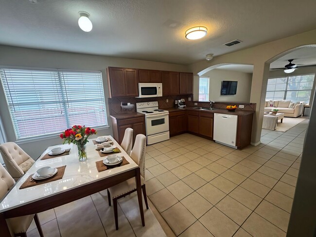 Building Photo - COMFORTABLE HOME | SINGLE STORY  |  CLOSE TO HWY 151 & 410 | SHOPPING & RESTAURANTS