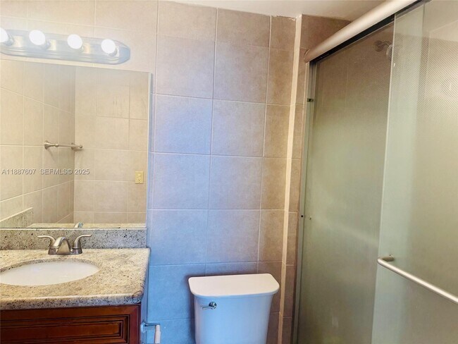 Building Photo - 2000 NE 135th St