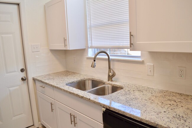 Building Photo - Remodeled 3 bed 2 bath home off Nacogdoches!
