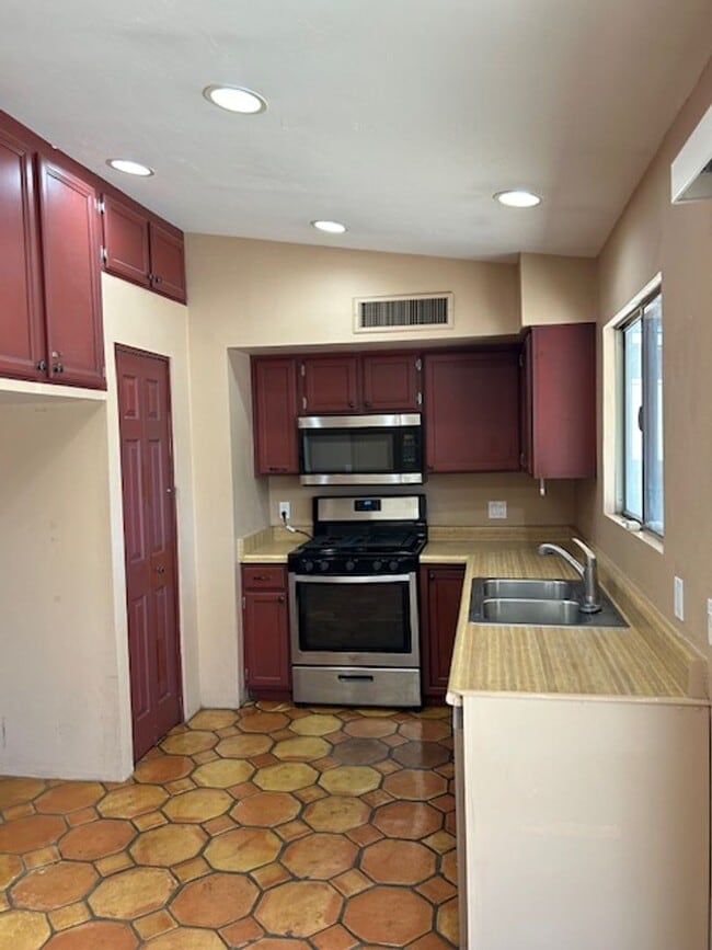 Building Photo - 2 Bedrooms PLUS Den NW Tucson