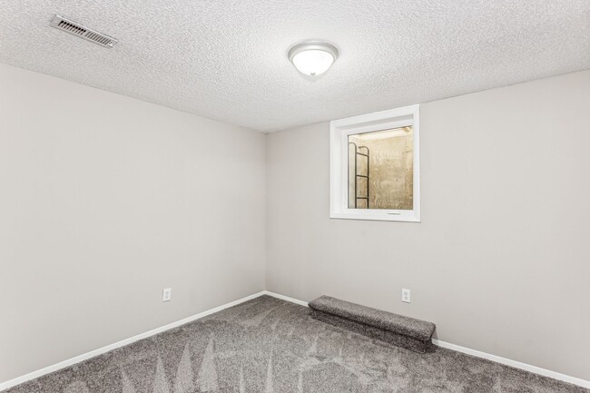 Building Photo - Spacious 3-Bedroom Home for Rent with Basement and Garage!