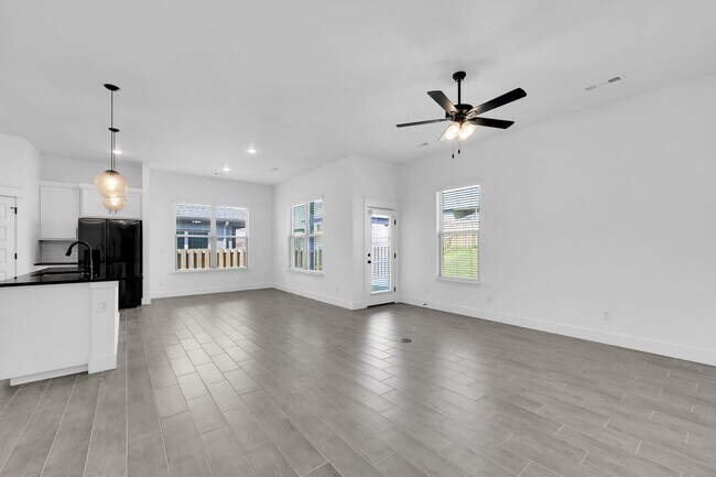 Building Photo - Brand New Home Waiting For you!