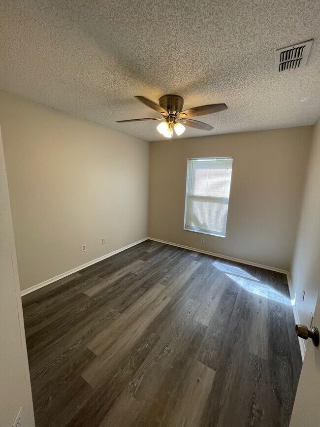 Building Photo - 4 Bedroom, 2 Bathroom Single Family Home