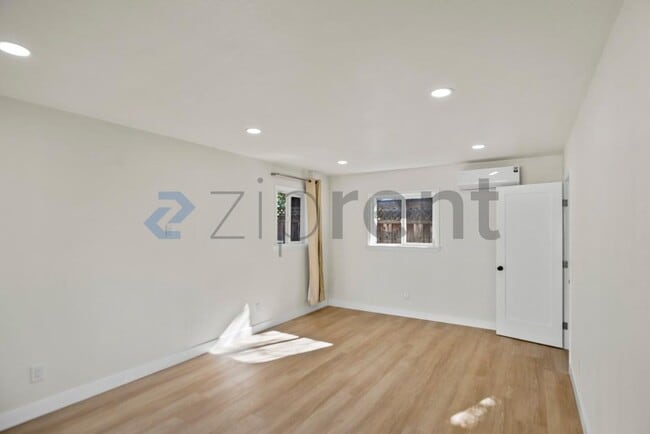 Building Photo - 319 Iris Way