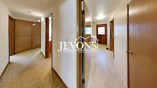 Building Photo - Spacious single-family home with a large f...