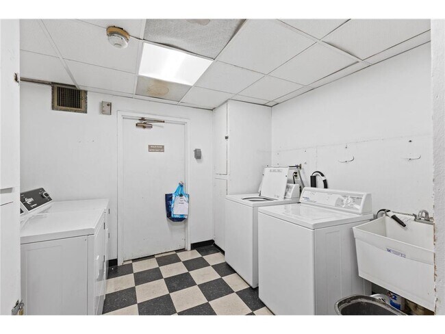 Building Photo - 520 Ridgewood Ave