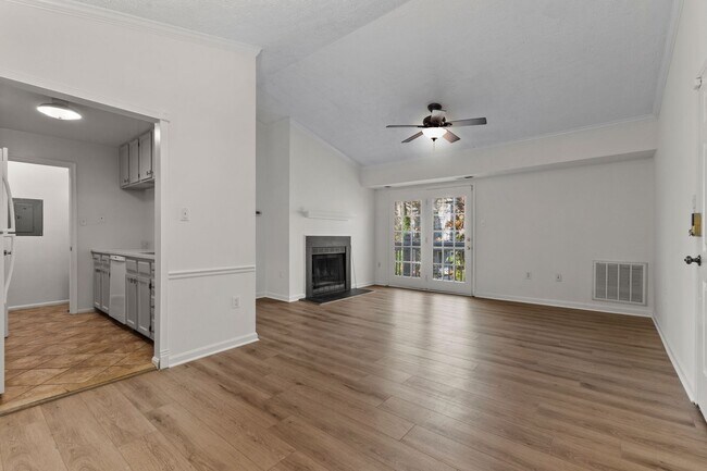 Building Photo - Top Floor Condo with Fireplace and Open Floorplan! Assigned Parking!