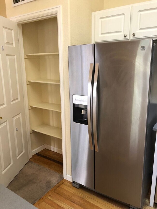 Building Photo - Bright and Open 3 Bed 3 Bath Townhome in G...