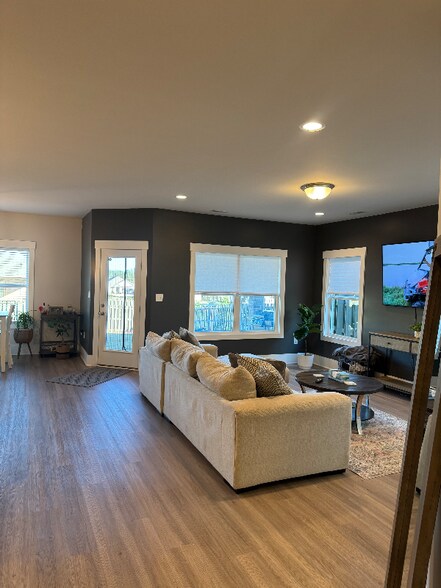 Building Photo - 4021 Rockland Cir SE