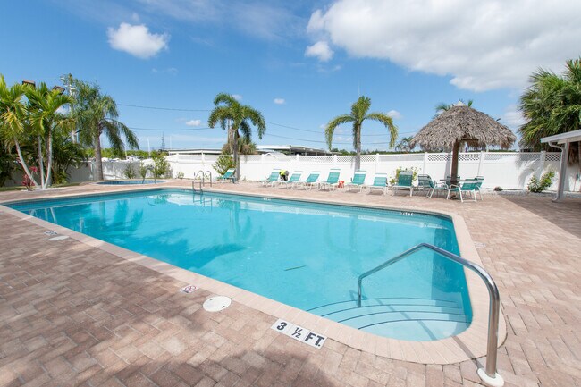 Building Photo - 1000 Cove Cay Dr